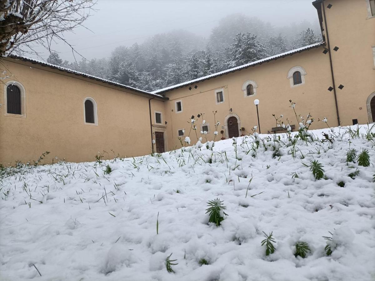 Casa Fra Ambrogio Pizzoli Exterior foto