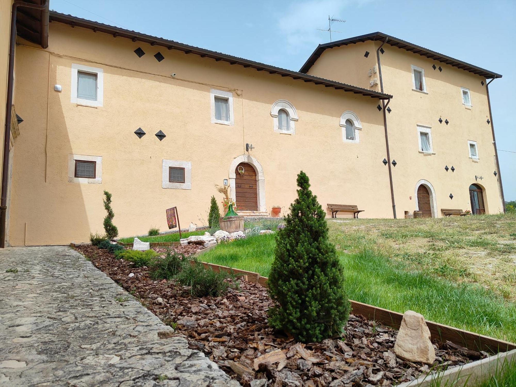 Casa Fra Ambrogio Pizzoli Exterior foto